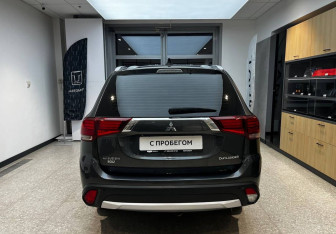 Подержанный автомобиль Mitsubishi Outlander 2017 года (6 фото)