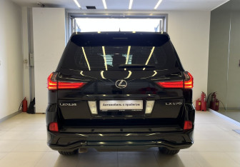 Подержанный автомобиль Lexus LX 2017 года (6 фото)
