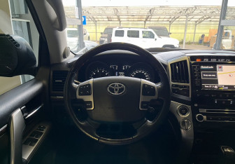 Подержанный автомобиль Toyota Land Cruiser Suv 2012 года (10 фото)