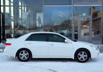 Подержанный автомобиль Honda Inspire 2003 года (4 фото)