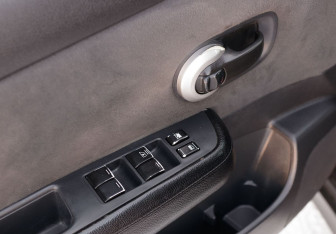 Подержанный автомобиль Nissan Tiida Hatchback 2007 года (15 фото)