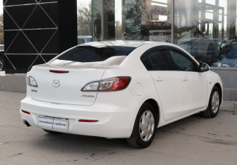 Подержанный автомобиль Mazda Axela Sedan 2012 года (5 фото)