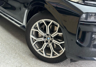 Подержанный автомобиль BMW X7 2023 года (21 фото)