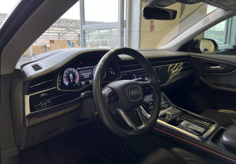 Подержанный автомобиль Audi Q8 2020 года (9 фото)