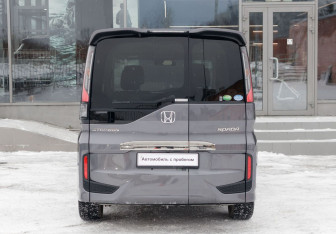 Подержанный автомобиль Honda Stepwgn 2016 года (6 фото)