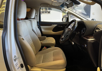 Подержанный автомобиль Toyota Vellfire 2019 года (10 фото)