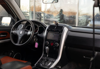 Подержанный автомобиль Suzuki Grand Vitara 2013 года (10 фото)