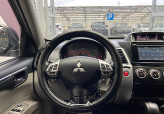 Подержанный автомобиль Mitsubishi Pajero Sport 2014 года (12 фото)