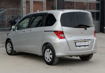 Подержанный автомобиль Honda Freed 2011 года (7 фото)