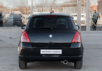 Подержанный автомобиль Suzuki Swift Hatchback 2005 года (6 фото)