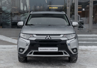 Подержанный автомобиль Mitsubishi Outlander 2019 года (2 фото)