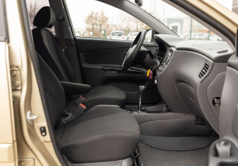 Подержанный автомобиль Kia Rio Sedan 2011 года (19 фото)