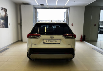 Подержанный автомобиль Toyota RAV4 2020 года (6 фото)