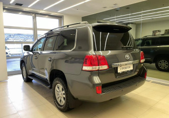 Подержанный автомобиль Toyota Land Cruiser Suv 2008 года (6 фото)