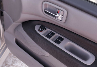 Подержанный автомобиль Toyota Vista Wagon 2003 года (14 фото)