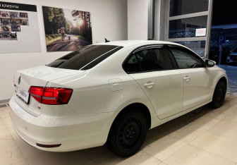 Подержанный автомобиль Volkswagen Jetta Sedan 2015 года (5 фото)