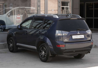Подержанный автомобиль Mitsubishi Outlander 2007 года (7 фото)
