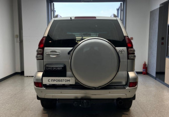Подержанный автомобиль Toyota Land Cruiser Prado 2005 года (6 фото)