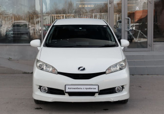 Подержанный автомобиль Toyota Wish Minivan 2011 года (2 фото)