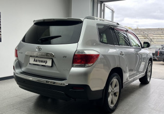 Подержанный автомобиль Toyota Highlander 2012 года (4 фото)