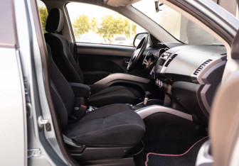 Подержанный автомобиль Mitsubishi Outlander 2007 года (17 фото)