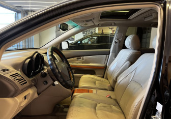 Подержанный автомобиль Lexus RX 2004 года (13 фото)