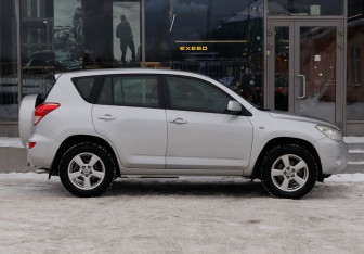 Подержанный автомобиль Toyota RAV4 2008 года (4 фото)