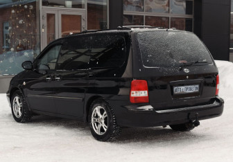 Подержанный автомобиль Kia Carnival 2004 года (7 фото)