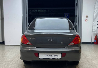 Подержанный автомобиль Kia Spectra Sedan 2006 года (6 фото)
