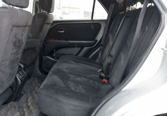 Подержанный автомобиль Toyota Harrier 2002 года (16 фото)