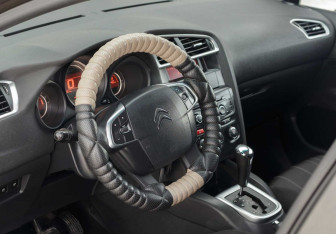 Подержанный автомобиль Citroen C4 Hatchback 2011 года (11 фото)