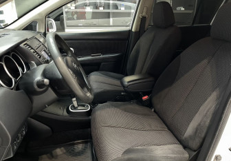 Подержанный автомобиль Nissan Tiida Hatchback 2011 года (9 фото)