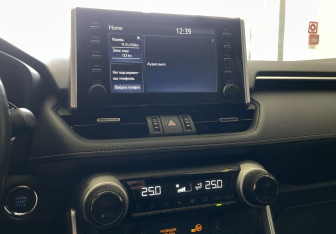 Подержанный автомобиль Toyota RAV4 2020 года (14 фото)