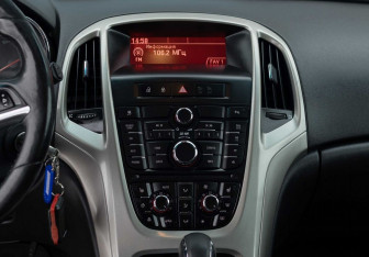 Подержанный автомобиль Opel Astra Hatchback 2011 года (13 фото)