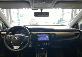 Подержанный автомобиль Toyota Corolla Sedan 2013 года (9 фото)