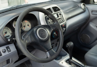 Подержанный автомобиль Toyota RAV4 2002 года (11 фото)