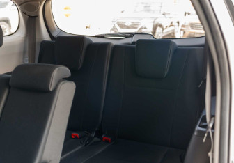 Подержанный автомобиль Toyota Wish Minivan 2012 года (17 фото)