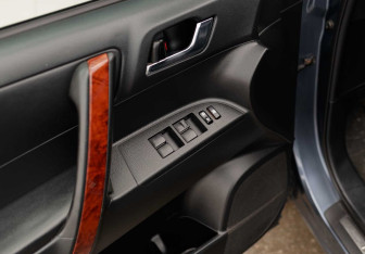 Подержанный автомобиль Toyota Highlander 2011 года (18 фото)