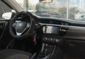 Подержанный автомобиль Toyota Corolla Sedan 2013 года (10 фото)
