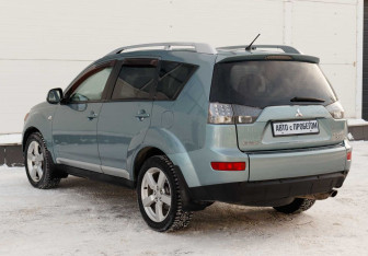 Подержанный автомобиль Mitsubishi Outlander 2008 года (7 фото)