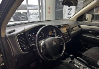 Подержанный автомобиль Mitsubishi Outlander 2013 года (12 фото)
