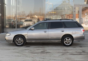 Подержанный автомобиль Nissan Avenir 2001 года (8 фото)