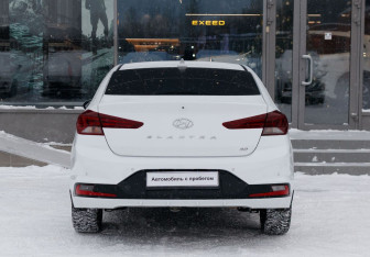 Подержанный автомобиль Hyundai Elantra Sedan 2019 года (6 фото)