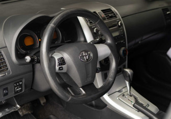 Подержанный автомобиль Toyota Corolla Sedan 2013 года (11 фото)