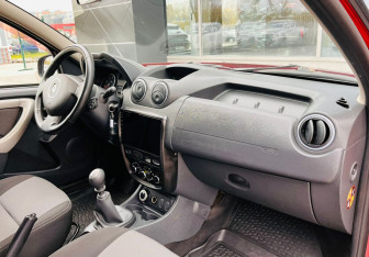 Подержанный автомобиль Renault Duster 2014 года (10 фото)