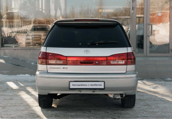 Подержанный автомобиль Toyota Vista Wagon 2003 года (6 фото)