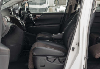 Подержанный автомобиль Nissan Elgrand 2011 года (22 фото)