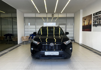 Подержанный автомобиль Toyota RAV4 2021 года (2 фото)