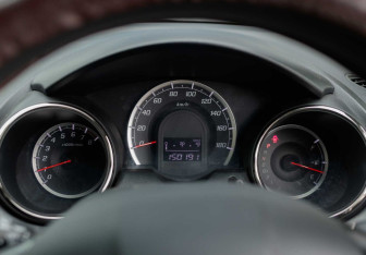 Подержанный автомобиль Honda Fit Shuttle 2014 года (12 фото)
