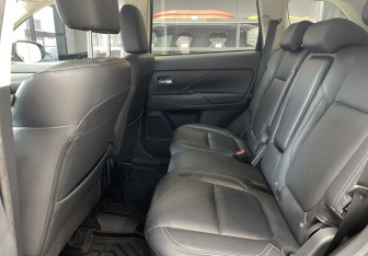 Подержанный автомобиль Mitsubishi Outlander 2021 года (11 фото)